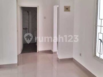 Rumah 2 Lantai Dengan Balkon Sudah Renovasi Siap Huni Di Sektor 9