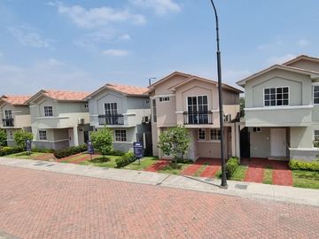 Venta de Casa Modelo Marina en Urb. Casa Laguna, Samborondon, cerca de Plaza Lagos, C.C. Dorado.