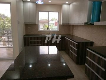 Classic Townhouse for Sale in Kamias Q.C near EDSA PH1021