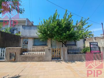 Casa  en Venta Haedo / Moron (B110 567)