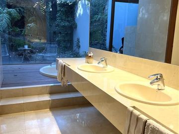 Casa en Venta en Sta María de Manquehue | Casa en Venta | (6D6B) | Vitacura |One Propiedades
