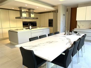 Casa en Venta en Sta María de Manquehue | Casa en Venta | (6D6B) | Vitacura |One Propiedades