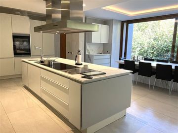 Casa en Venta en Sta María de Manquehue | Casa en Venta | (6D6B) | Vitacura |One Propiedades