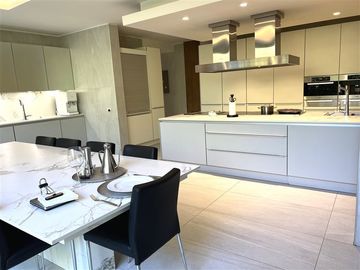 Casa en Venta en Sta María de Manquehue | Casa en Venta | (6D6B) | Vitacura |One Propiedades