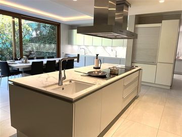 Casa en Venta en Sta María de Manquehue | Casa en Venta | (6D6B) | Vitacura |One Propiedades