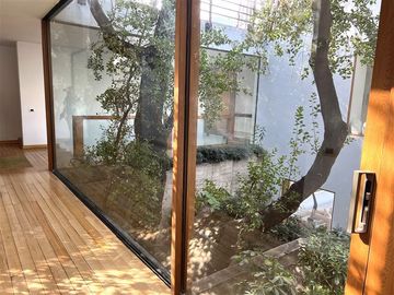 Casa en Venta en Sta María de Manquehue | Casa en Venta | (6D6B) | Vitacura |One Propiedades