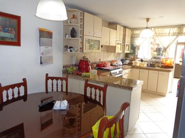 SE VENDE CASA EN URB. CHAMA - SURCO