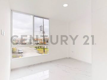 Elegante y Moderna Casa de Estreno en Condado de Vicolinci