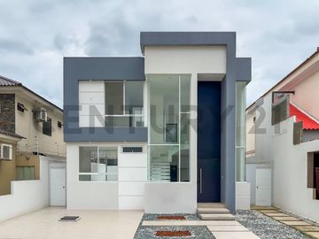 Elegante y Moderna Casa de Estreno en Condado de Vicolinci