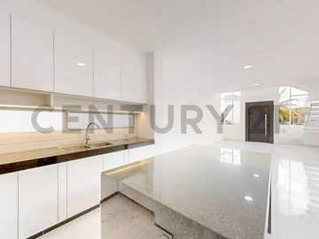 Elegante y Moderna Casa de Estreno en Condado de Vicolinci