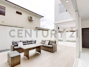 Elegante y Moderna Casa de Estreno en Condado de Vicolinci