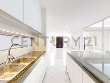 Elegante y Moderna Casa de Estreno en Condado de Vicolinci