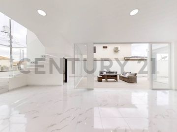 Elegante y Moderna Casa de Estreno en Condado de Vicolinci