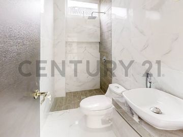 Elegante y Moderna Casa de Estreno en Condado de Vicolinci