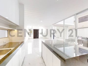 Elegante y Moderna Casa de Estreno en Condado de Vicolinci