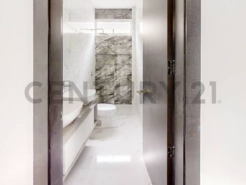 Elegante y Moderna Casa de Estreno en Condado de Vicolinci