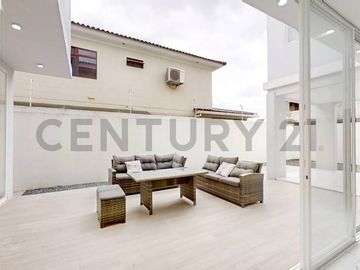 Elegante y Moderna Casa de Estreno en Condado de Vicolinci