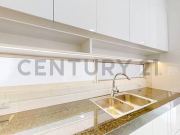 Elegante y Moderna Casa de Estreno en Condado de Vicolinci