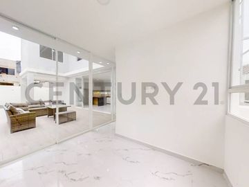 Elegante y Moderna Casa de Estreno en Condado de Vicolinci