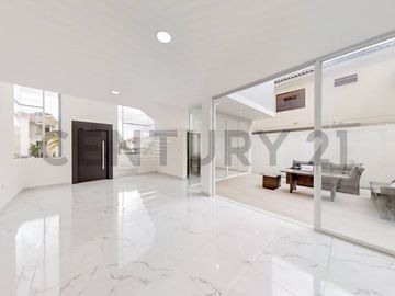 Elegante y Moderna Casa de Estreno en Condado de Vicolinci