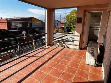 Casa de 4 dormitorios regularizada a pasos de Vic Mackenna.