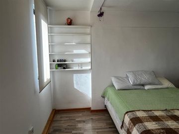 Casa de 4 dormitorios regularizada a pasos de Vic Mackenna.