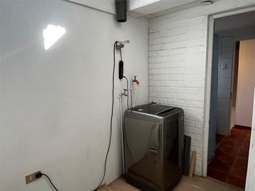 Casa de 4 dormitorios regularizada a pasos de Vic Mackenna.