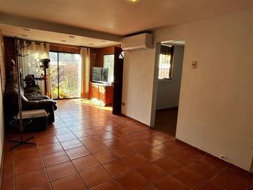 Casa de 4 dormitorios regularizada a pasos de Vic Mackenna.
