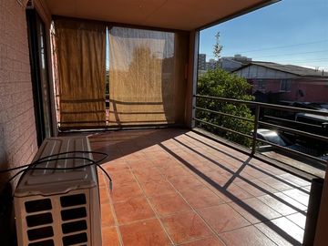 Casa de 4 dormitorios regularizada a pasos de Vic Mackenna.