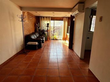 Casa de 4 dormitorios regularizada a pasos de Vic Mackenna.