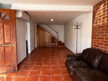 Casa de 4 dormitorios regularizada a pasos de Vic Mackenna.