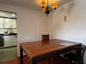 Casa de 4 dormitorios regularizada a pasos de Vic Mackenna.