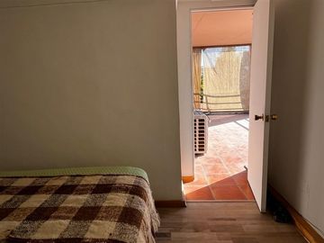 Casa de 4 dormitorios regularizada a pasos de Vic Mackenna.