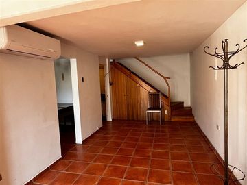 Casa de 4 dormitorios regularizada a pasos de Vic Mackenna.