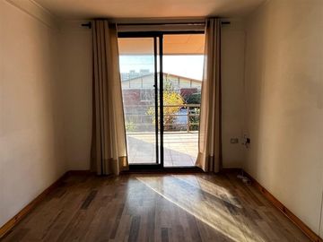 Casa de 4 dormitorios regularizada a pasos de Vic Mackenna.