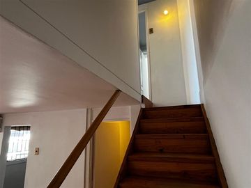 Casa de 4 dormitorios regularizada a pasos de Vic Mackenna.