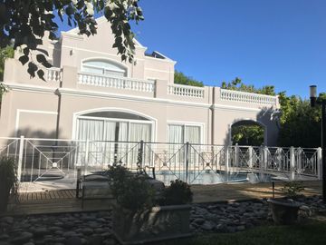 Excelente propiedad de 4 habitaciones en Solar del Bosque