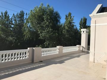 Excelente propiedad de 4 habitaciones en Solar del Bosque