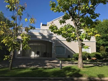 Excelente propiedad de 4 habitaciones en Solar del Bosque