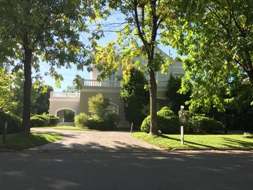 Excelente propiedad de 4 habitaciones en Solar del Bosque
