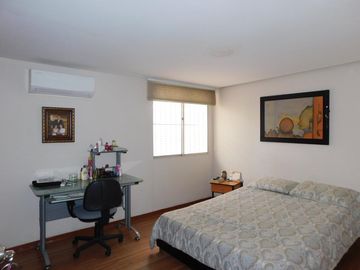 casa en venta en ciudad jardín. Cod V87431