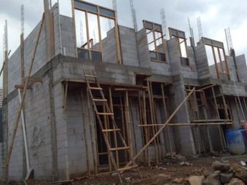 Rumah 2 lantai tanpa DP kokoh strategis di dekat Sumarecon.