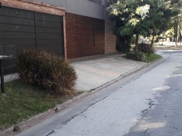 Excelente chalet 5 ambientes  en 3 plantas con gran parque y pileta fte. a Plaza Belgrano ACEPTO DEPTO. PARTE DE PAGO