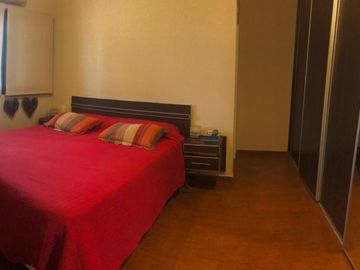 Excelente chalet 5 ambientes  en 3 plantas con gran parque y pileta fte. a Plaza Belgrano ACEPTO DEPTO. PARTE DE PAGO