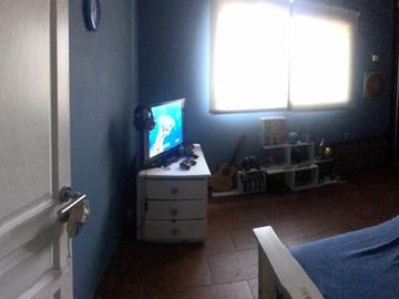 Excelente chalet 5 ambientes  en 3 plantas con gran parque y pileta fte. a Plaza Belgrano ACEPTO DEPTO. PARTE DE PAGO