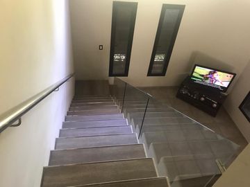 Excelente chalet 5 ambientes  en 3 plantas con gran parque y pileta fte. a Plaza Belgrano ACEPTO DEPTO. PARTE DE PAGO