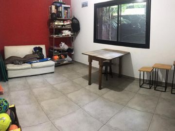 Excelente chalet 5 ambientes  en 3 plantas con gran parque y pileta fte. a Plaza Belgrano ACEPTO DEPTO. PARTE DE PAGO