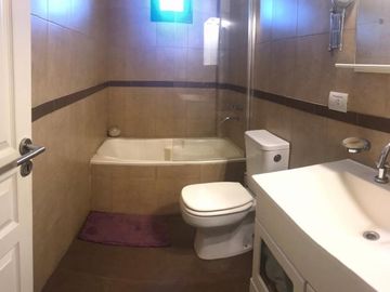 Excelente chalet 5 ambientes  en 3 plantas con gran parque y pileta fte. a Plaza Belgrano ACEPTO DEPTO. PARTE DE PAGO