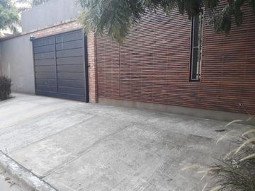 Excelente chalet 5 ambientes  en 3 plantas con gran parque y pileta fte. a Plaza Belgrano ACEPTO DEPTO. PARTE DE PAGO