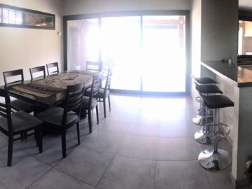 Excelente chalet 5 ambientes  en 3 plantas con gran parque y pileta fte. a Plaza Belgrano ACEPTO DEPTO. PARTE DE PAGO